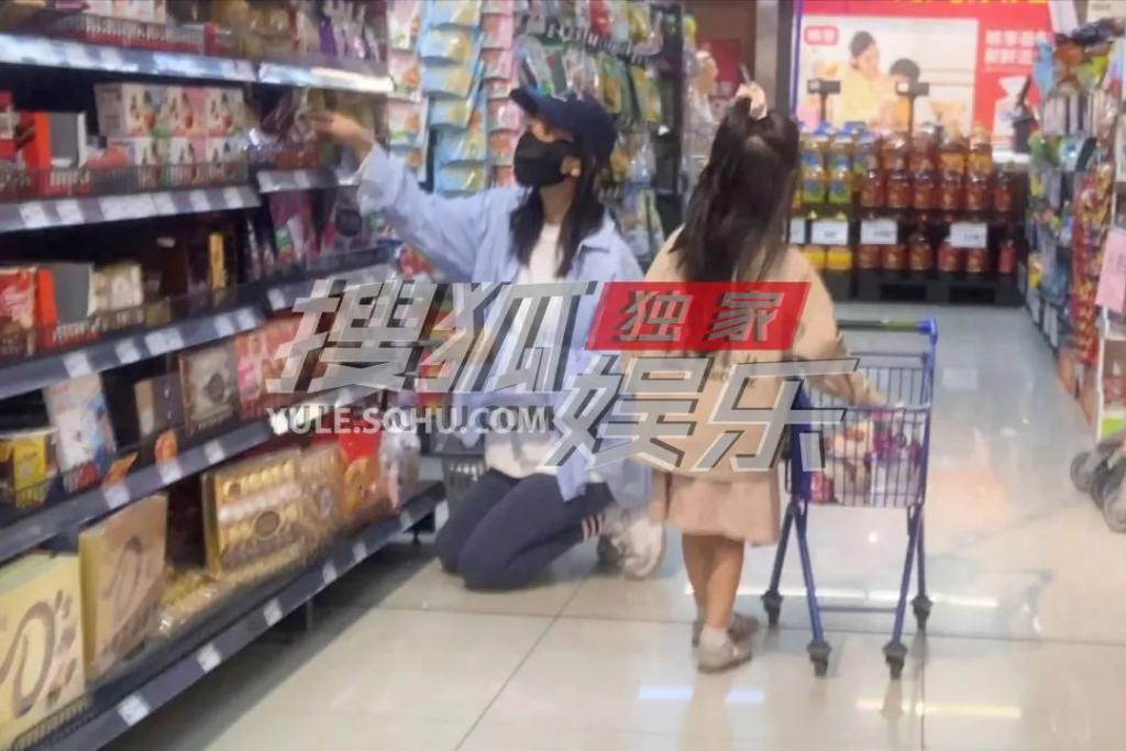 高圆圆独自带女儿逛超市，跪地上看成分表，身边无保姆保镖超低调