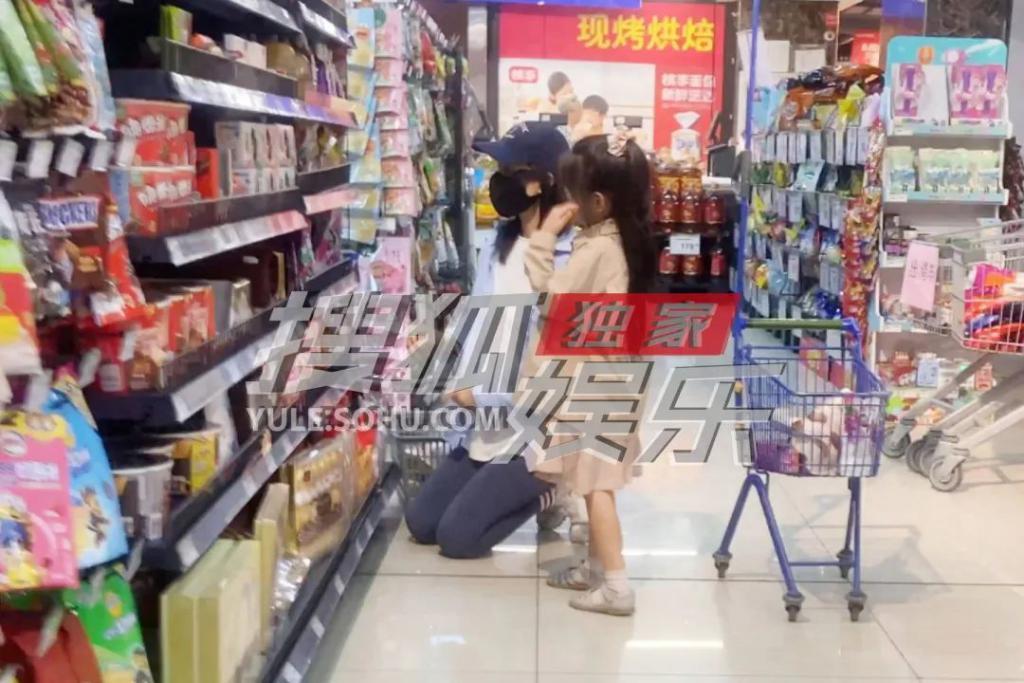 高圆圆独自带女儿逛超市，跪地上看成分表，身边无保姆保镖超低调