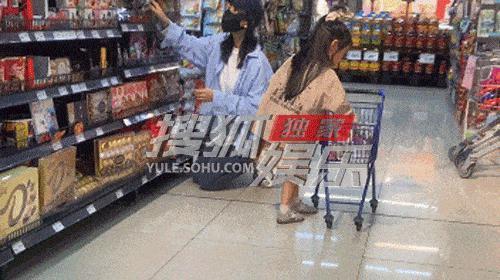高圆圆独自带女儿逛超市，跪地上看成分表，身边无保姆保镖超低调