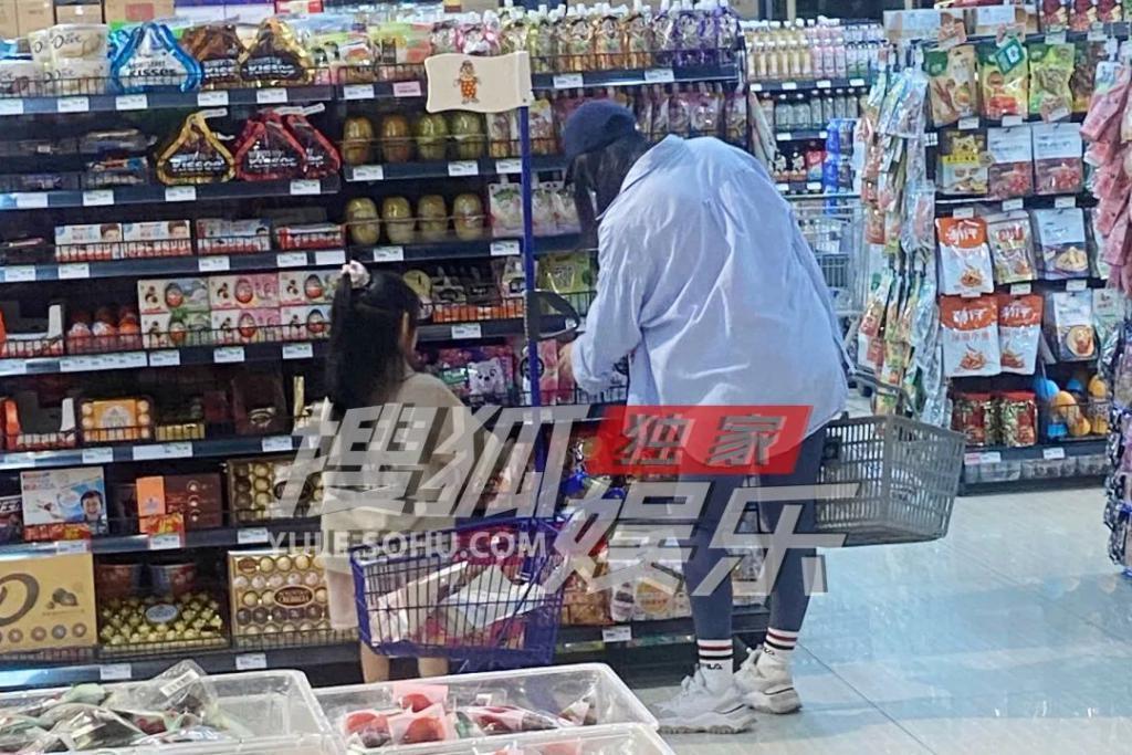 高圆圆独自带女儿逛超市，跪地上看成分表，身边无保姆保镖超低调
