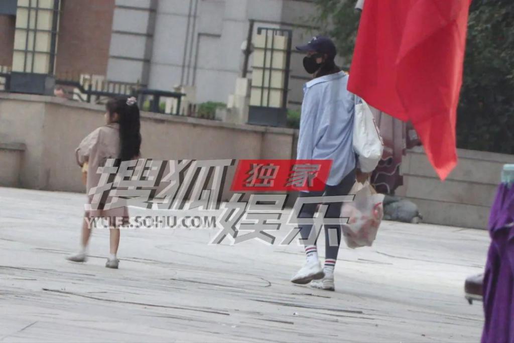 高圆圆独自带女儿逛超市，跪地上看成分表，身边无保姆保镖超低调