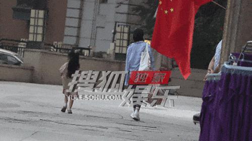 高圆圆独自带女儿逛超市，跪地上看成分表，身边无保姆保镖超低调