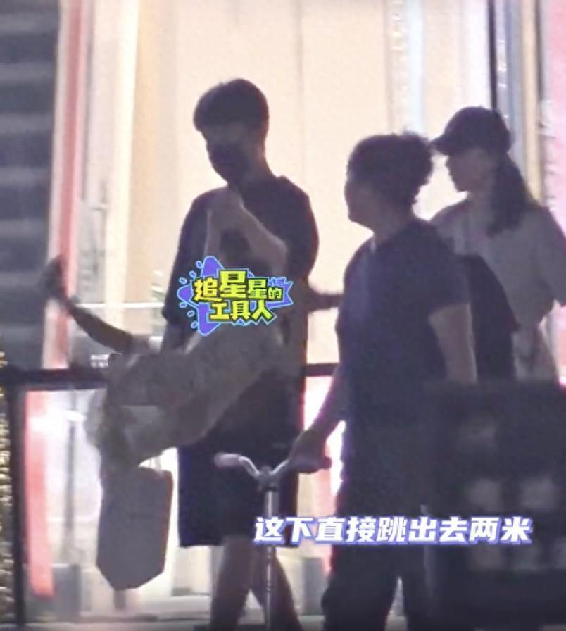 高圆圆独自带女儿逛超市，跪地上看成分表，身边无保姆保镖超低调