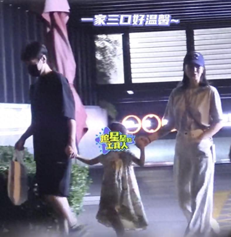 高圆圆独自带女儿逛超市，跪地上看成分表，身边无保姆保镖超低调