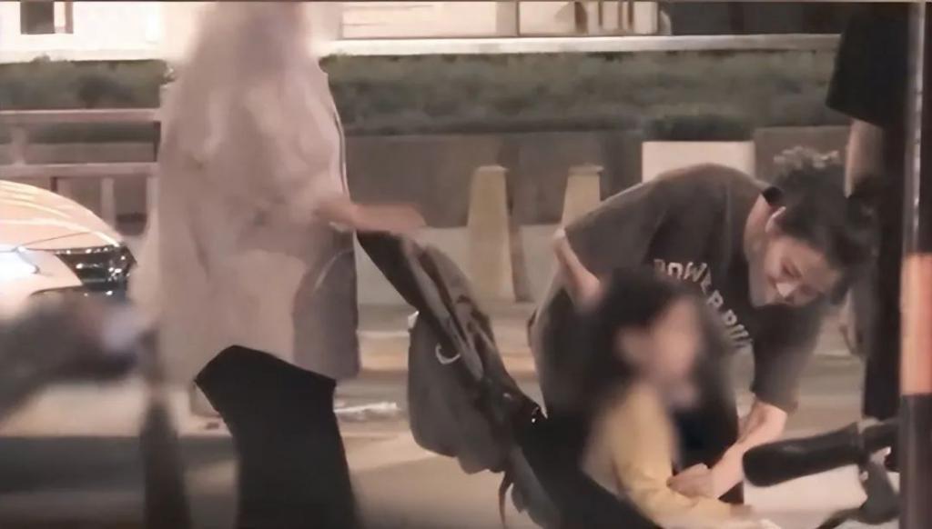 高圆圆独自带女儿逛超市，跪地上看成分表，身边无保姆保镖超低调