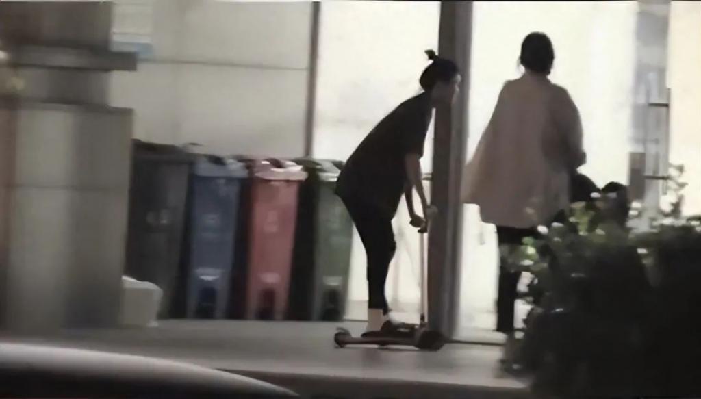 高圆圆独自带女儿逛超市，跪地上看成分表，身边无保姆保镖超低调