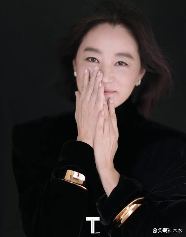 林青霞近照曝光，时隔8年再登杂志封面，少了锋芒多了知性