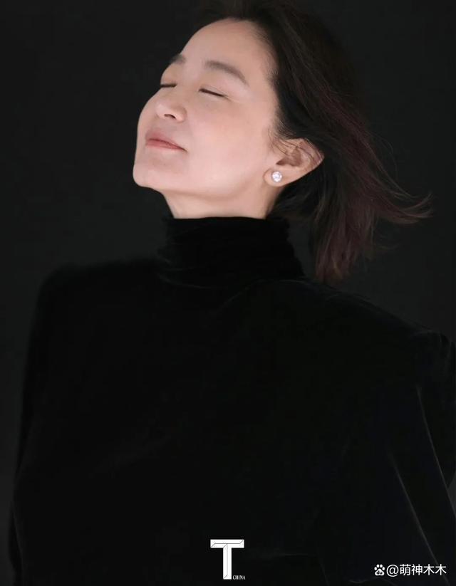 林青霞近照曝光，时隔8年再登杂志封面，少了锋芒多了知性