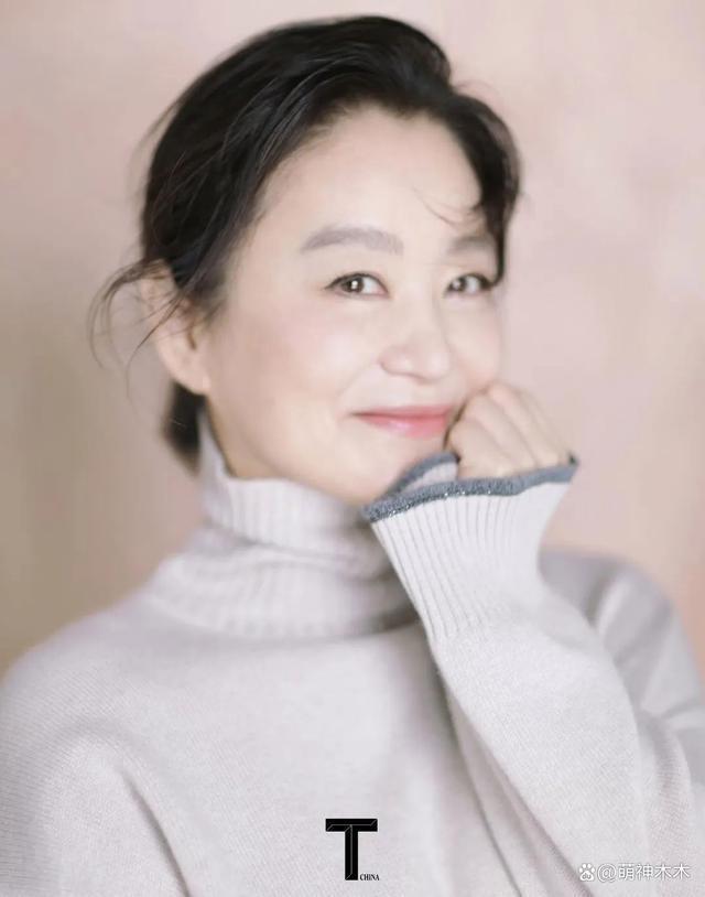 林青霞近照曝光，时隔8年再登杂志封面，少了锋芒多了知性