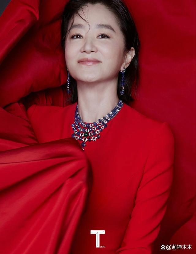 林青霞近照曝光，时隔8年再登杂志封面，少了锋芒多了知性