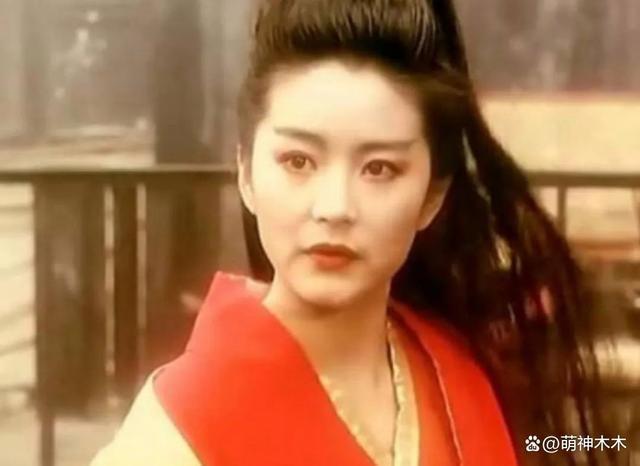林青霞近照曝光，时隔8年再登杂志封面，少了锋芒多了知性