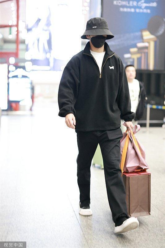 陈牧驰凌晨现身机场 全黑装扮低头快走十分低调