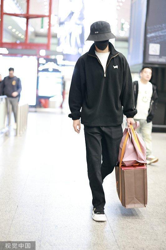 陈牧驰凌晨现身机场 全黑装扮低头快走十分低调