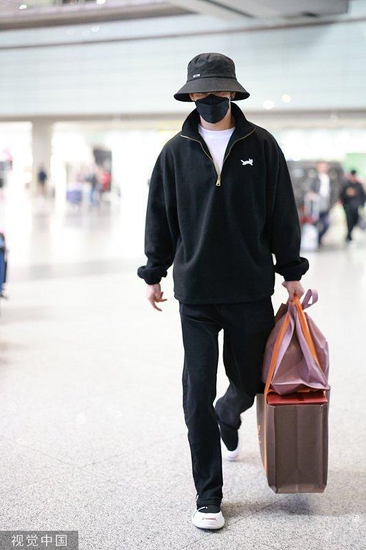 陈牧驰凌晨现身机场 全黑装扮低头快走十分低调
