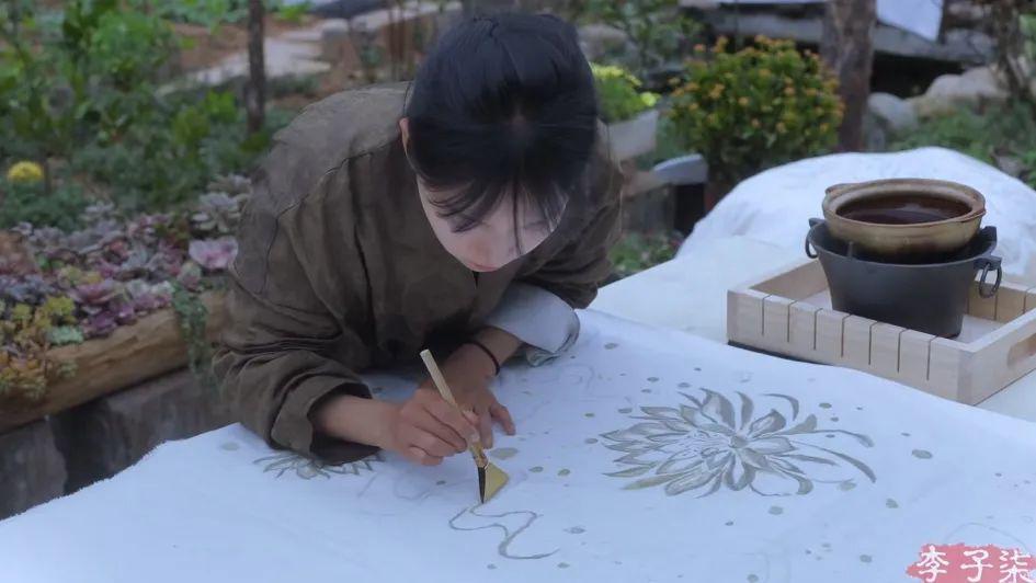 李子柒官宣新身份，消失700天回归，近照堪比“毁容”