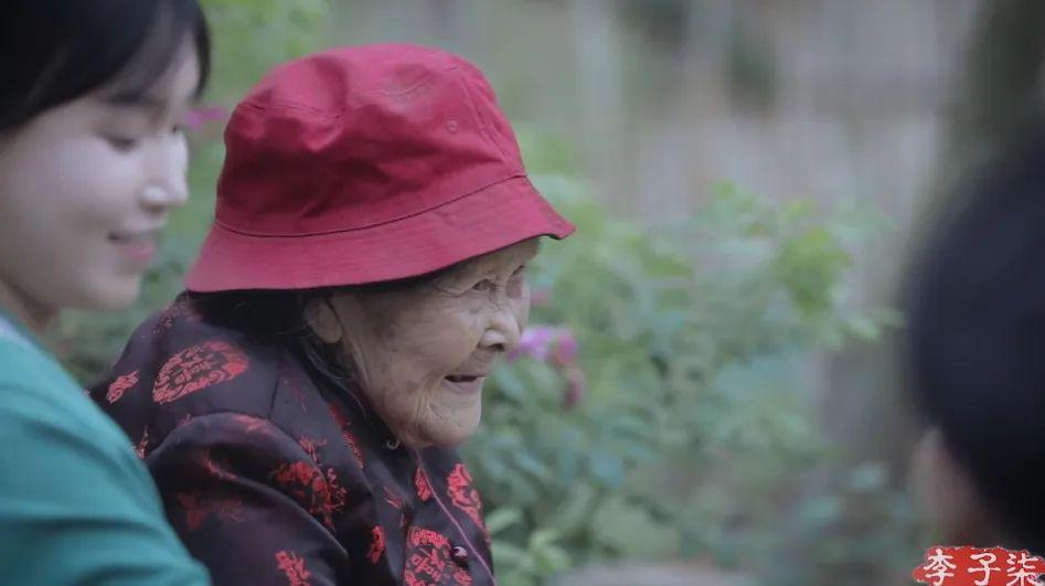 李子柒官宣新身份，消失700天回归，近照堪比“毁容”