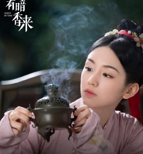 于正新剧妆造毁颜值，但周也抗住了