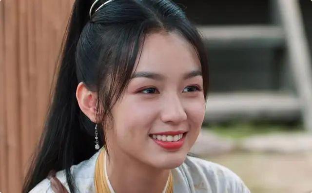 于正新剧妆造毁颜值，但周也抗住了