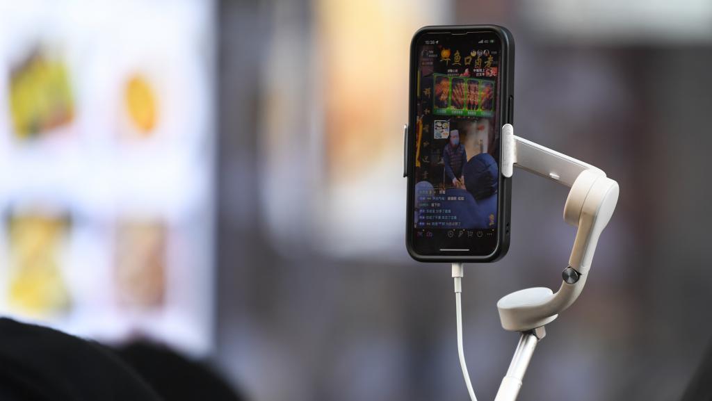 7个月赚3500万，一个00后山寨明星的财富密码