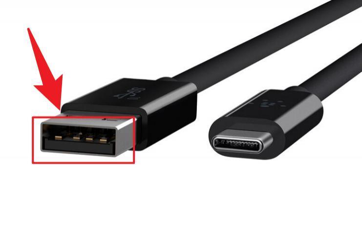 iPhone用上C口这半个多月，网友们差点吵翻天。。。