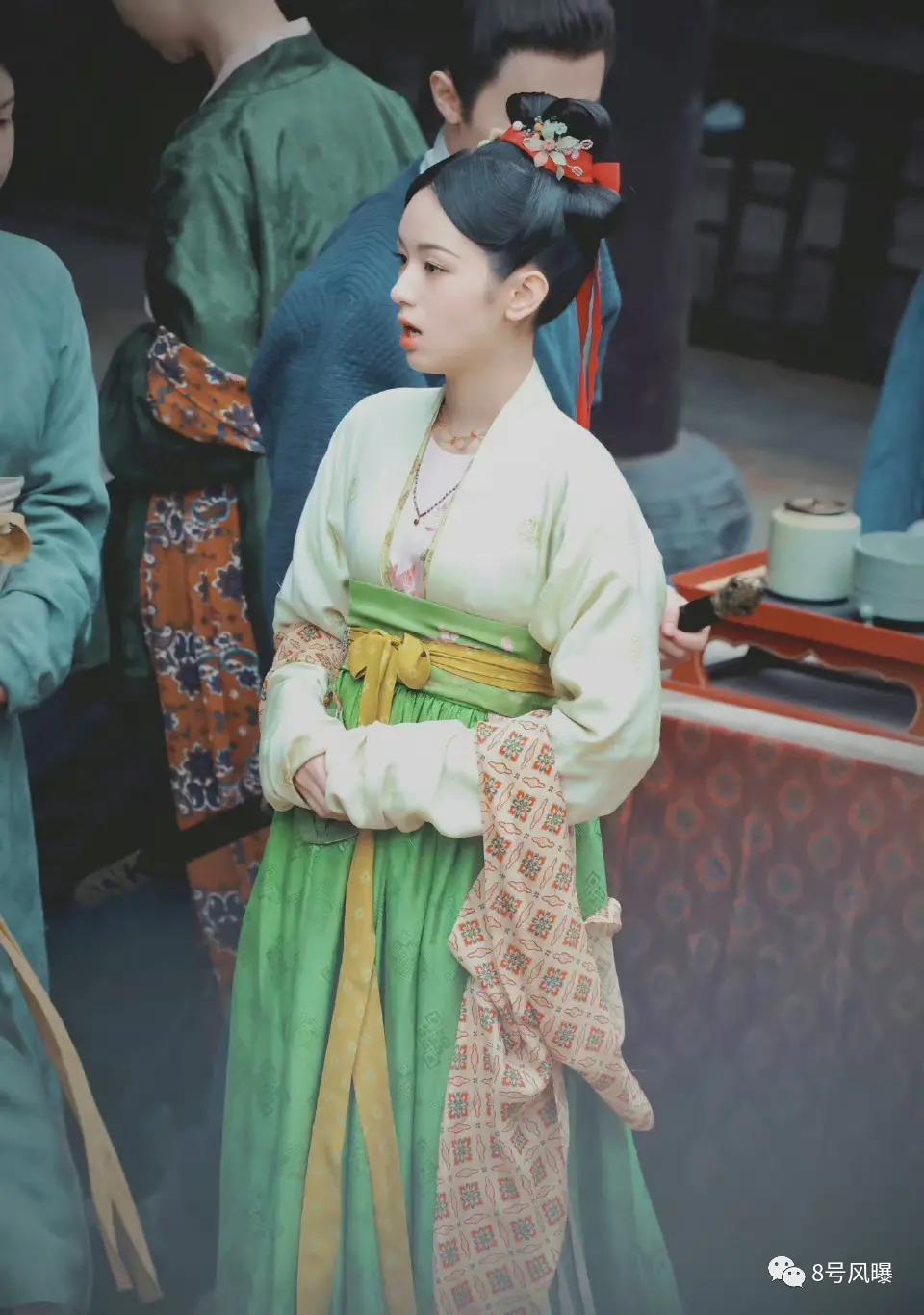 一女三男按头嗑，但真不知道从哪里嗑起