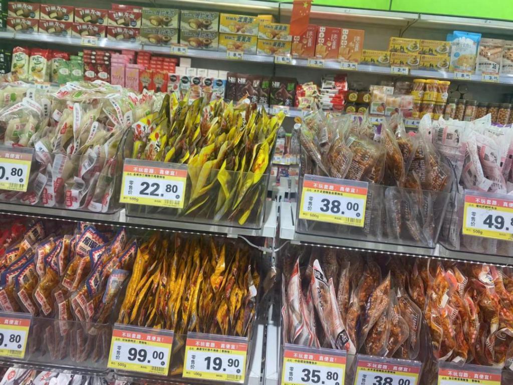 零食折扣店，瓜分县城青年