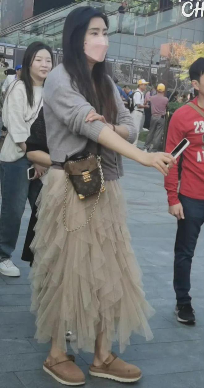 56岁王祖贤现身南京依然美如天仙 与粉丝热情互动
