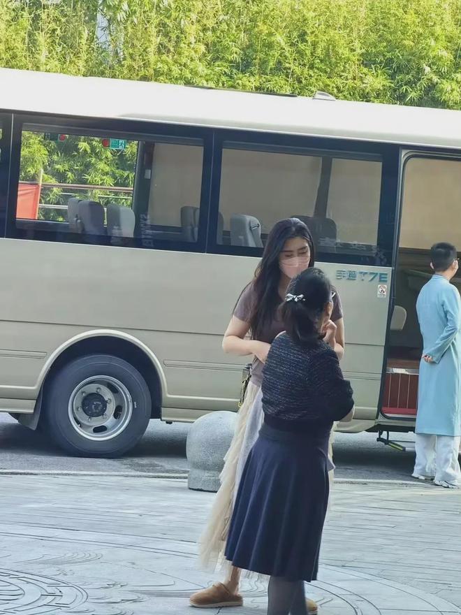 56岁王祖贤现身南京依然美如天仙 与粉丝热情互动