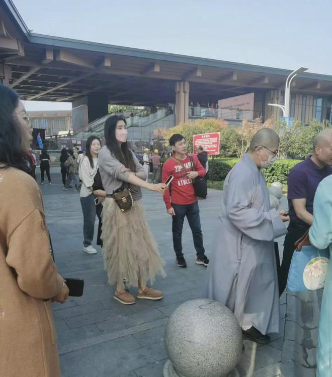 56岁王祖贤现身南京依然美如天仙 与粉丝热情互动