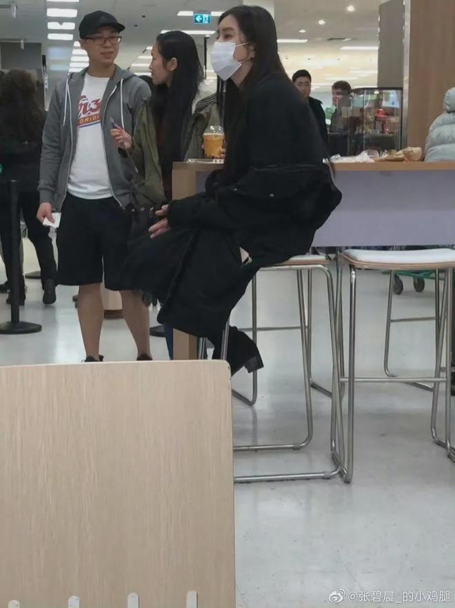 56岁王祖贤现身南京依然美如天仙 与粉丝热情互动