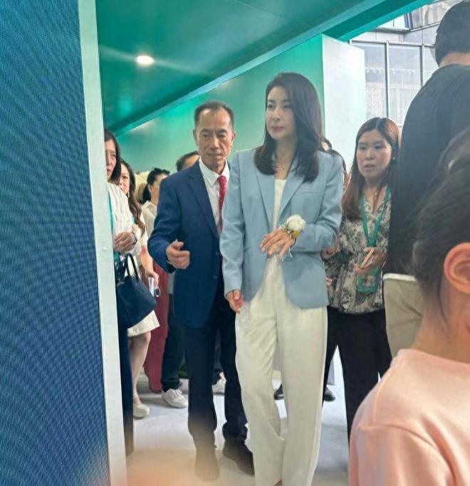 郭晶晶出席颁奖晚宴，戴5毛发圈气质出众，手背双脚令人心疼