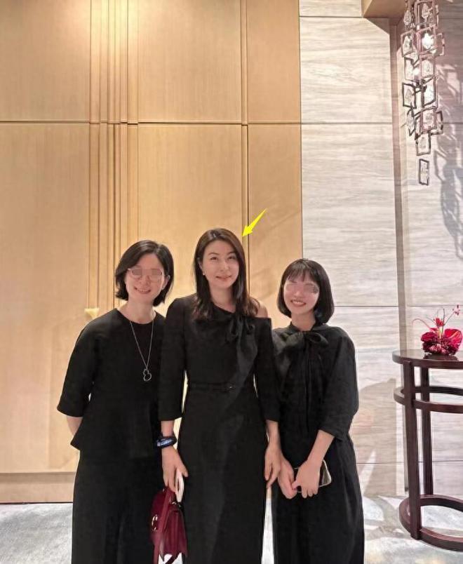 郭晶晶出席颁奖晚宴，戴5毛发圈气质出众，手背双脚令人心疼