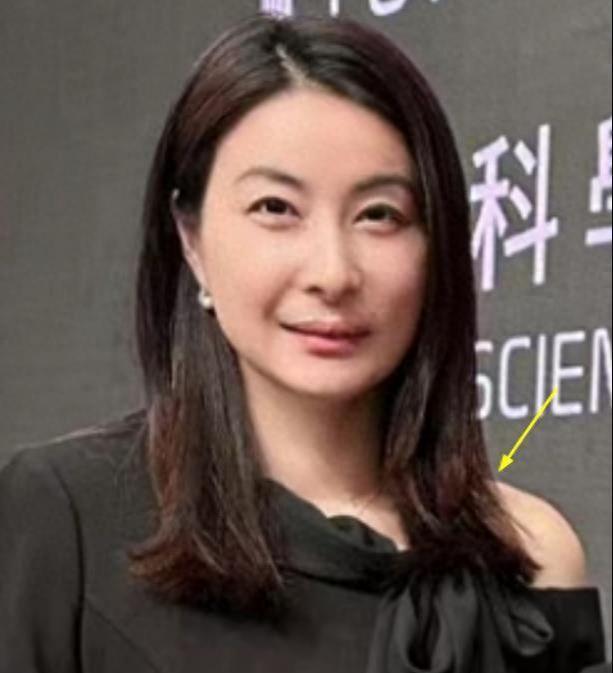 郭晶晶出席颁奖晚宴，戴5毛发圈气质出众，手背双脚令人心疼