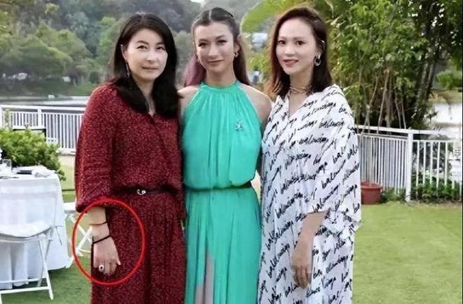 郭晶晶出席颁奖晚宴，戴5毛发圈气质出众，手背双脚令人心疼