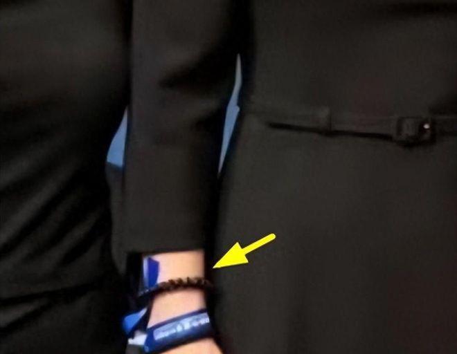 郭晶晶出席颁奖晚宴，戴5毛发圈气质出众，手背双脚令人心疼