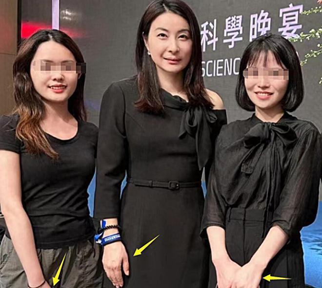 郭晶晶出席颁奖晚宴，戴5毛发圈气质出众，手背双脚令人心疼