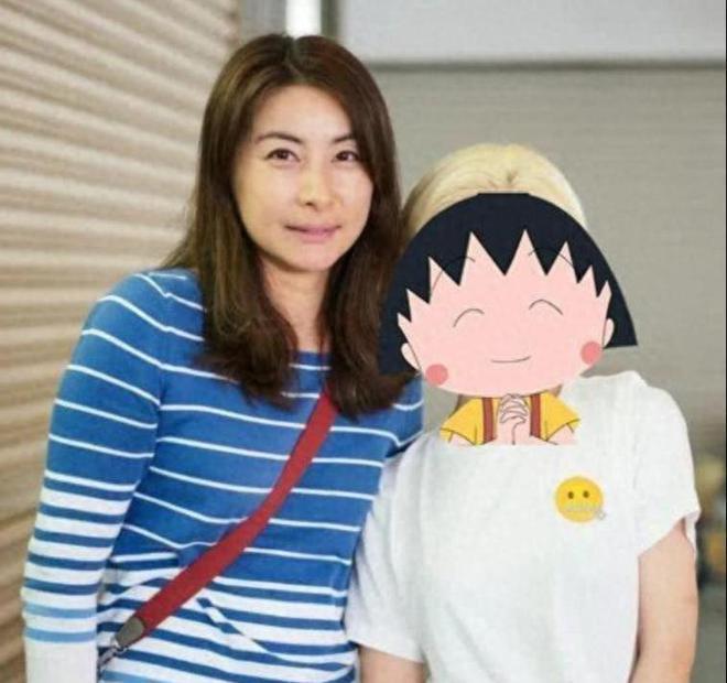 郭晶晶出席颁奖晚宴，戴5毛发圈气质出众，手背双脚令人心疼