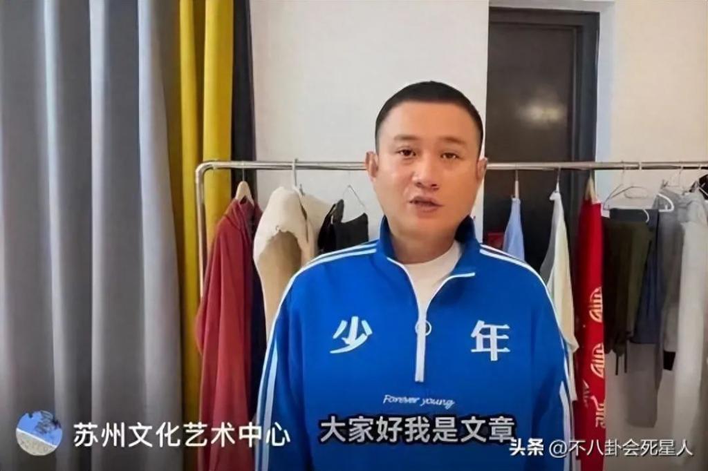 文章近照发腮太憔悴，和衣服印字格格不入，马伊琍却更光彩照人了