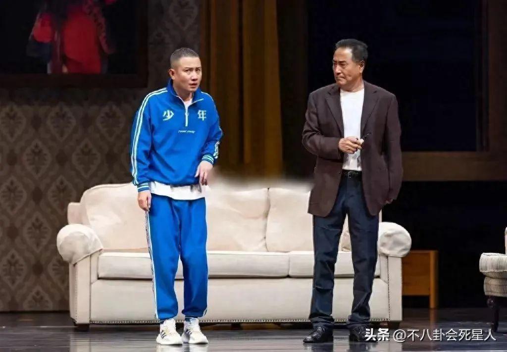 文章近照发腮太憔悴，和衣服印字格格不入，马伊琍却更光彩照人了