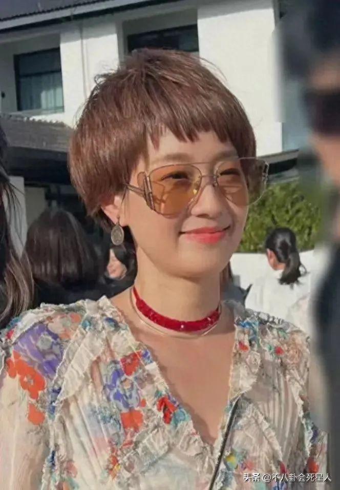 文章近照发腮太憔悴，和衣服印字格格不入，马伊琍却更光彩照人了