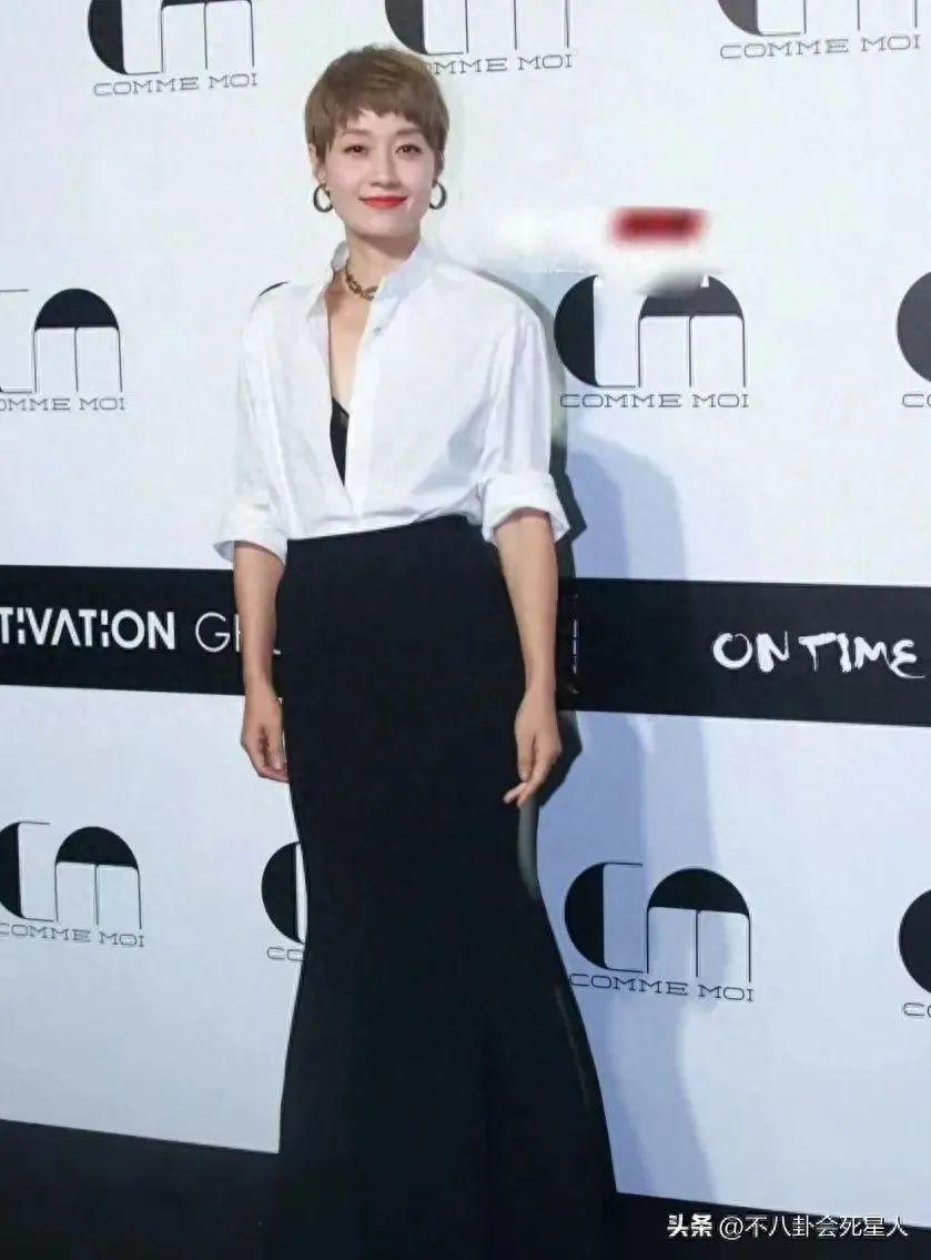 文章近照发腮太憔悴，和衣服印字格格不入，马伊琍却更光彩照人了