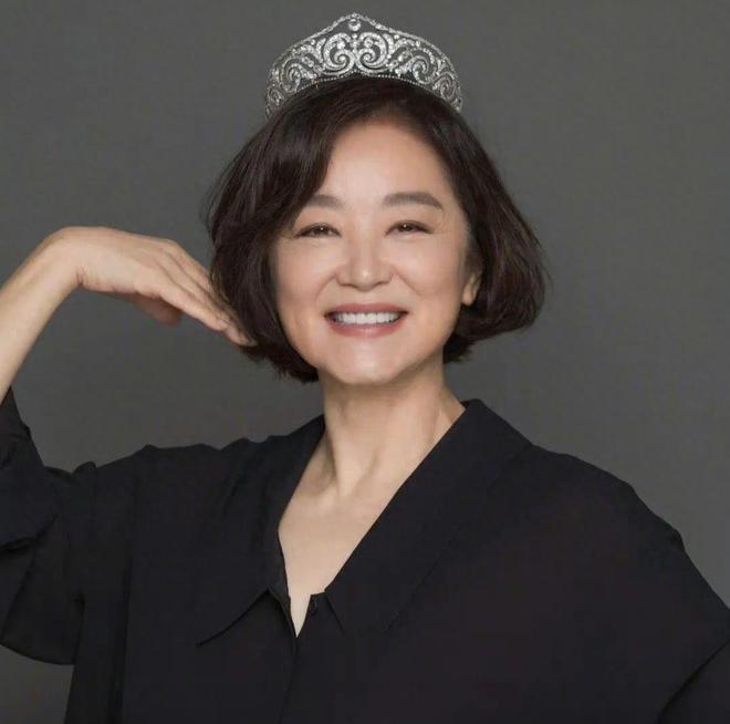 68岁林青霞近照曝光 时隔8年再登杂志封面变温柔