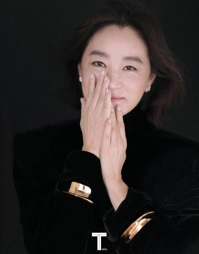 68岁林青霞近照曝光 时隔8年再登杂志封面变温柔