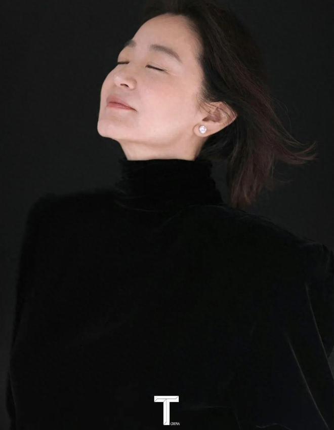 68岁林青霞近照曝光 时隔8年再登杂志封面变温柔