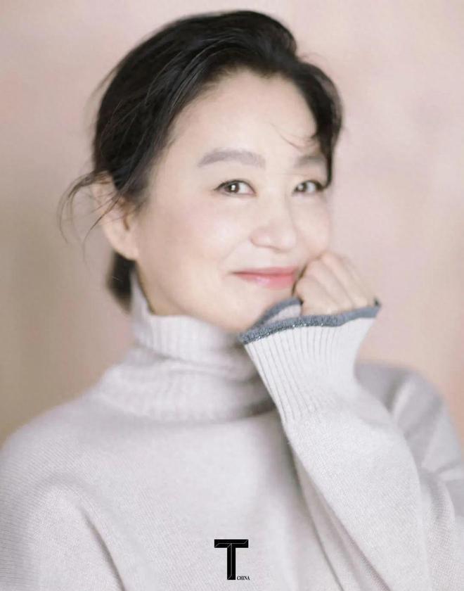 68岁林青霞近照曝光 时隔8年再登杂志封面变温柔