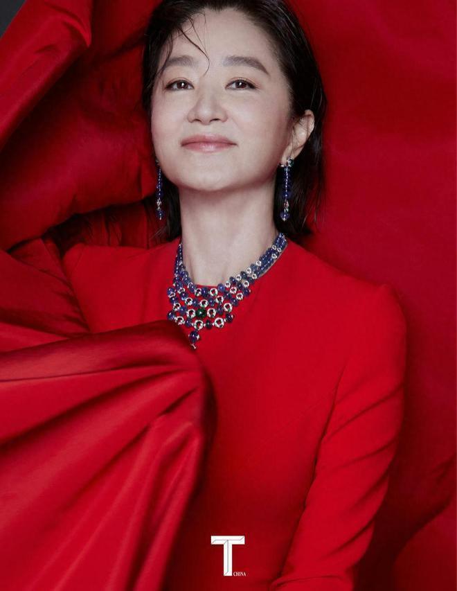 68岁林青霞近照曝光 时隔8年再登杂志封面变温柔