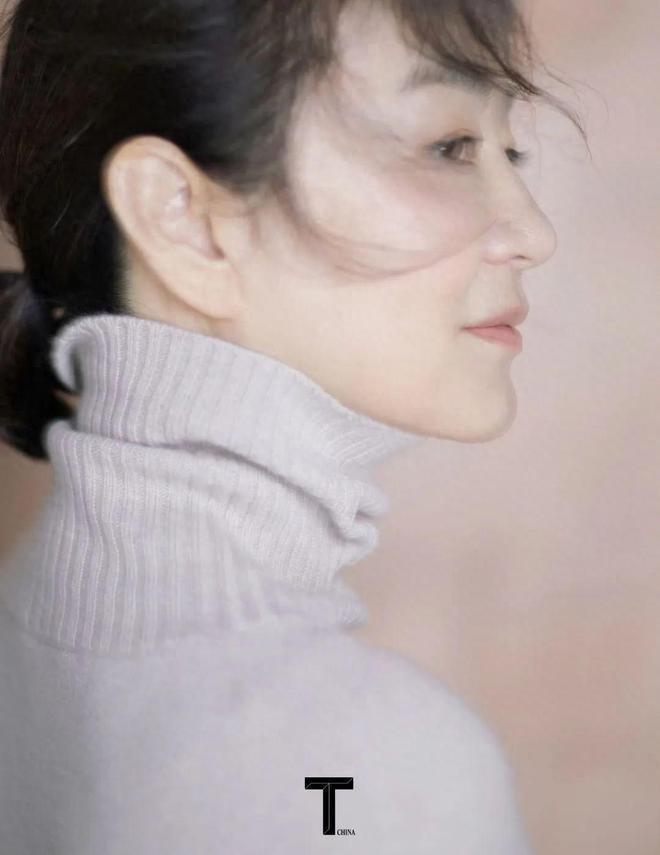 68岁林青霞近照曝光 时隔8年再登杂志封面变温柔