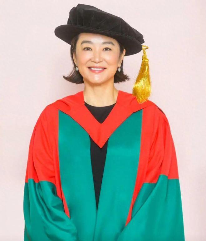 68岁林青霞近照曝光 时隔8年再登杂志封面变温柔