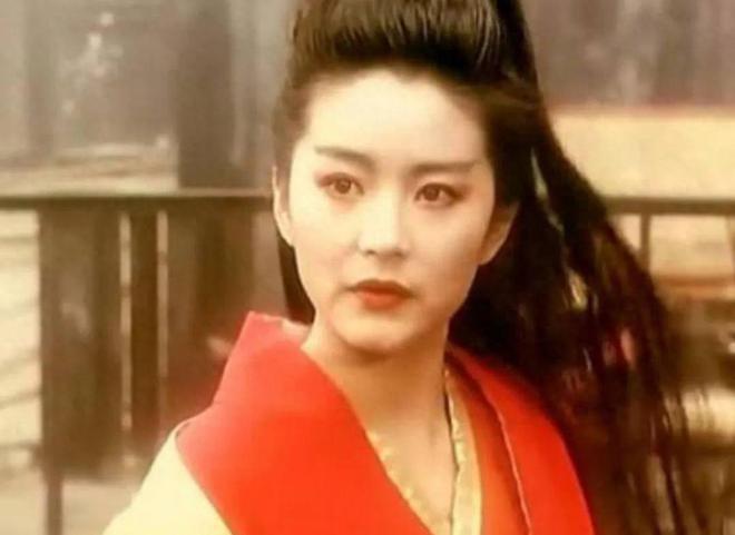 68岁林青霞近照曝光 时隔8年再登杂志封面变温柔