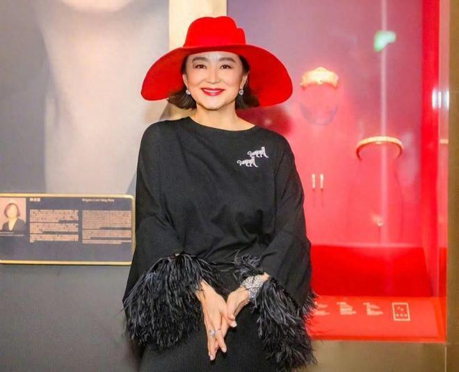 68岁林青霞近照曝光 时隔8年再登杂志封面变温柔